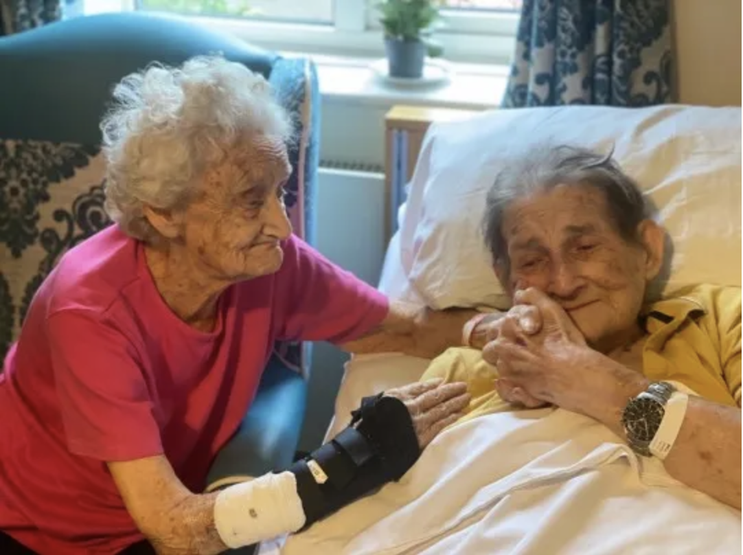 Couple married for 66 years hug and won’t let go as they’re reunited after 100 days apart