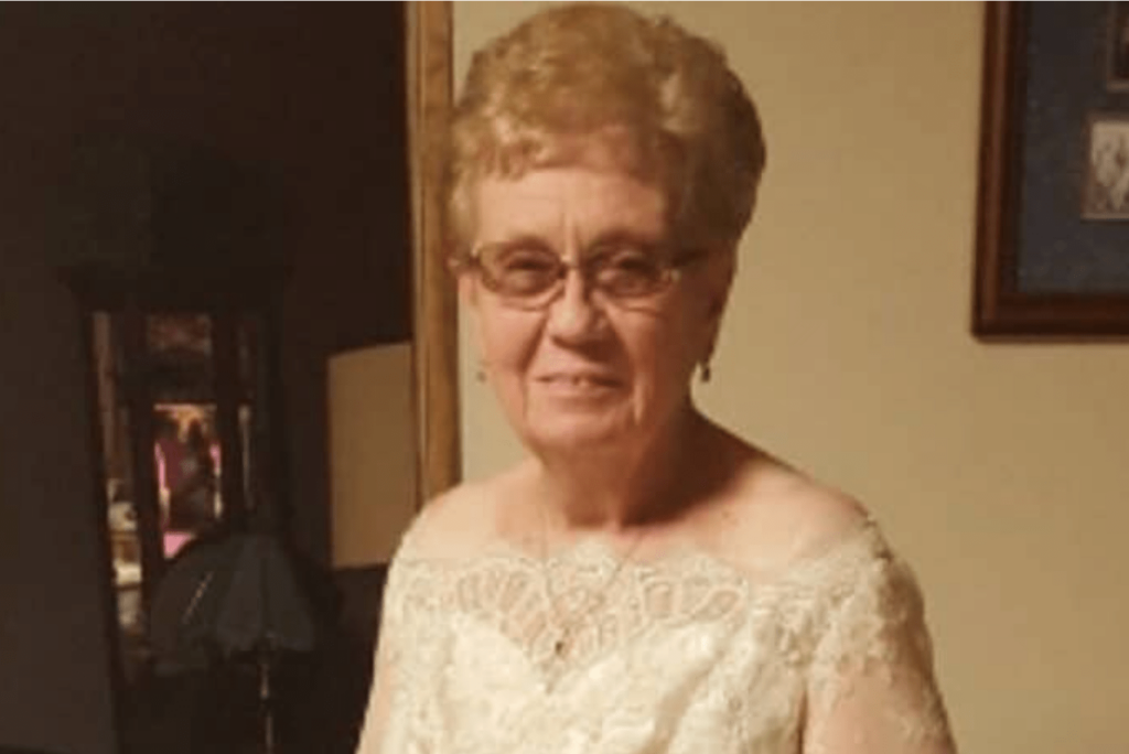 For Her 60th Anniversary An 80 Year Old Woman Puts On Her Wedding Dress 8784