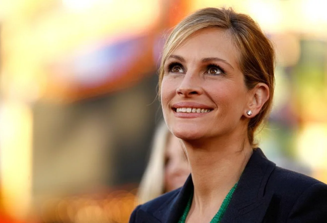 Julia Roberts Embraces Natural Beauty: No Makeup, Casual Clothes, and That Timeless Smile!