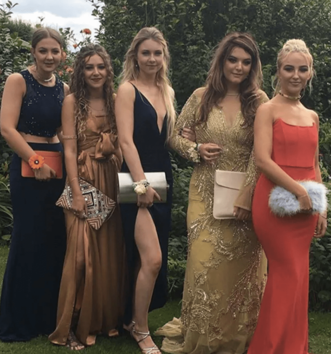 There’s a little secret in this photo of the five prom girls that makes it go viral.