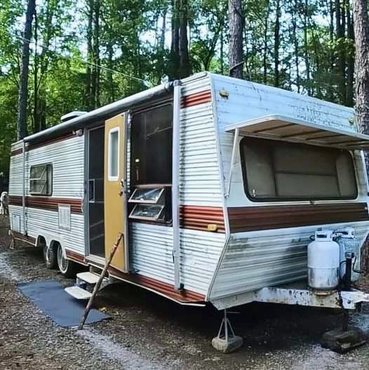 Homeless Lady Given Free “Ugly” Abandoned Trailer, But Wait Till You See What She Made Of It