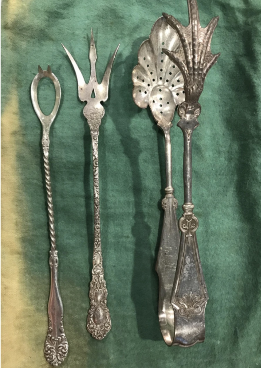 Open spoon with spikes; trident-like fork; tongs with a chicken foot and a perforated spoon